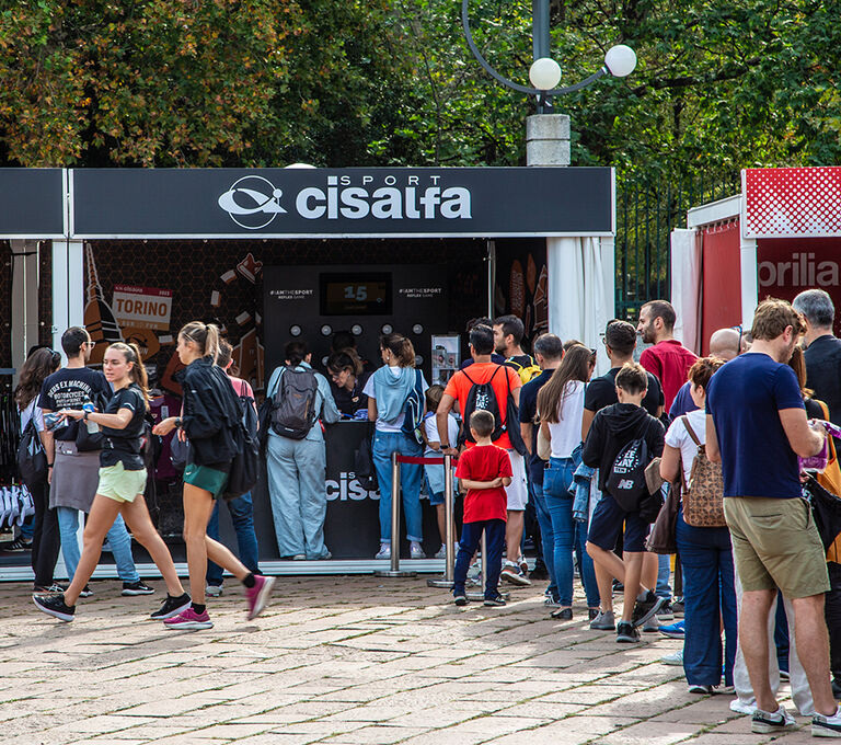 Stand Cisalfa Sport per Deejay Ten con gente in file per partecipare