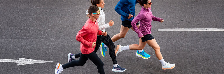 Gruppo di persone che corrono vestite running