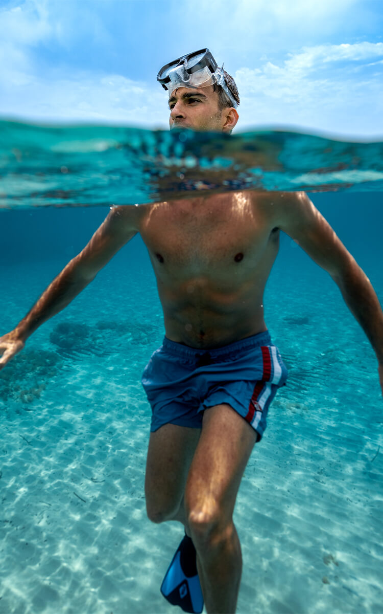 Uomo che nuota nel mare