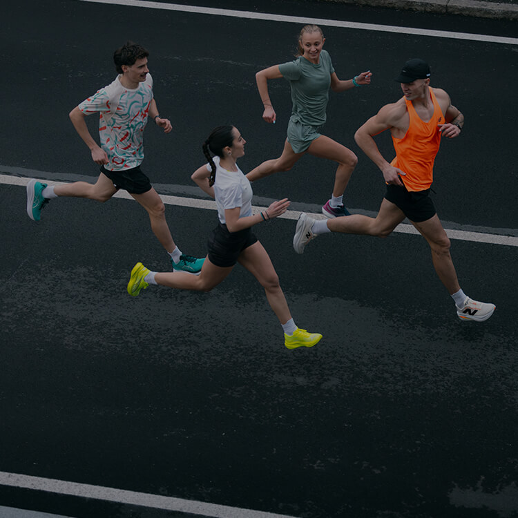 Gruppo di persone che corre in strada