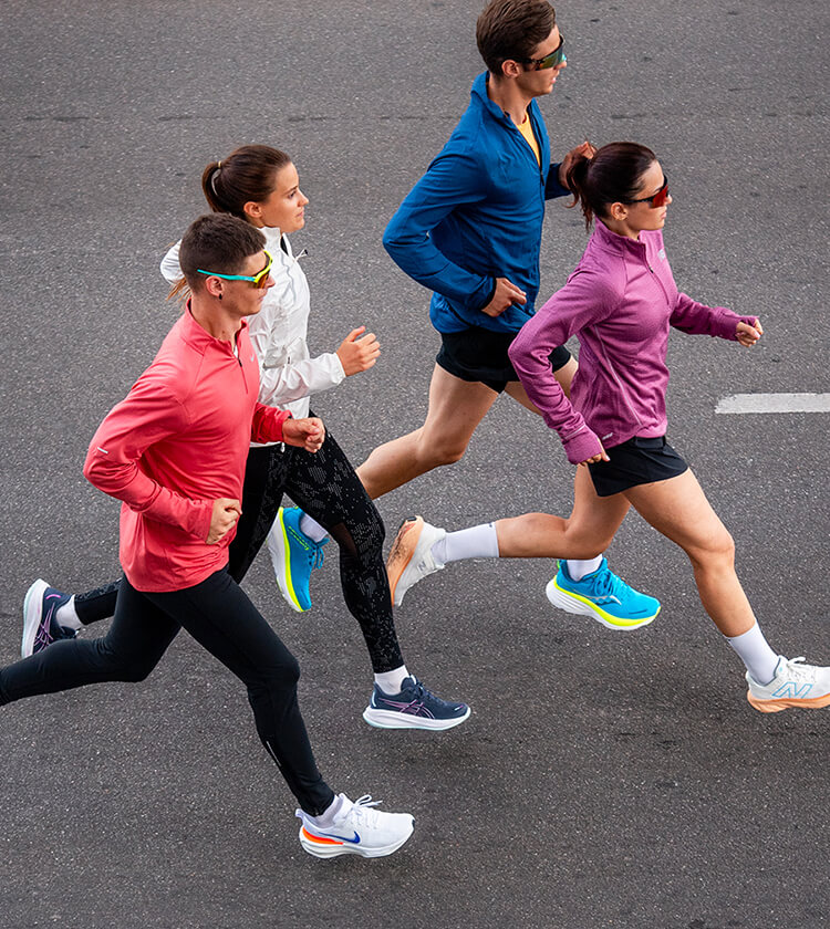 Gruppo di persone che corrono vestite running