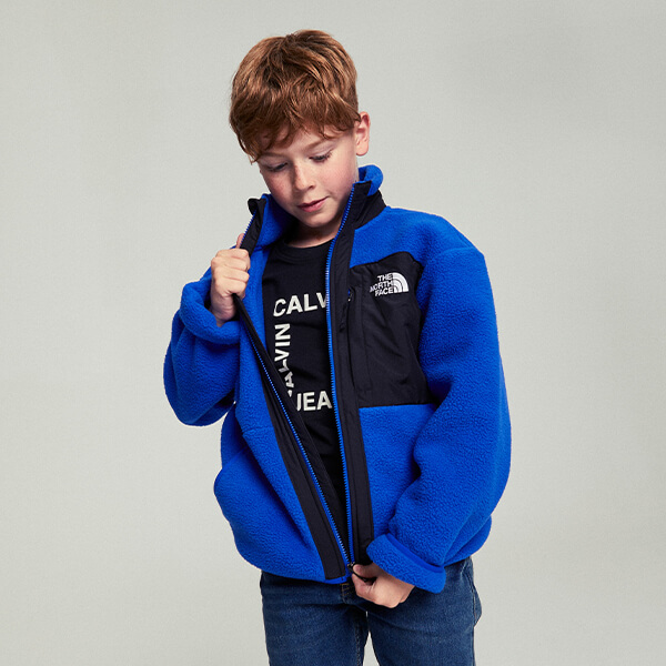 Bambino con pile blu TNF