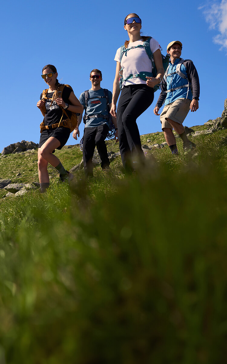 Collezione outdoor - persone che camminano in montagna