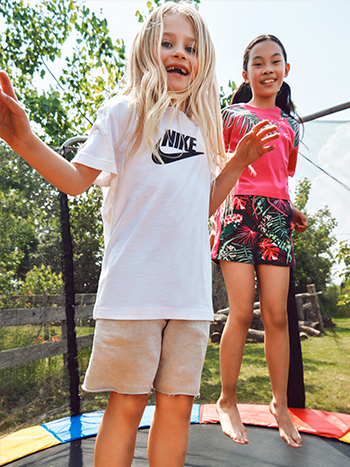 Bambine che saltano e vestite Nike