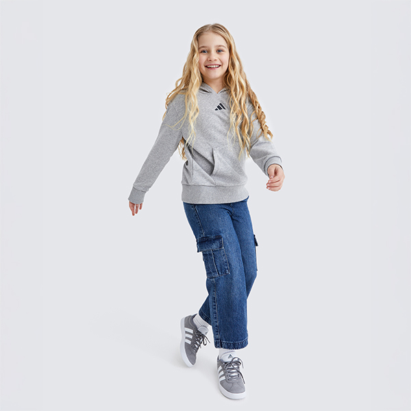 Bambina con felpa grigia adidas, jeans e adidas campus grigie