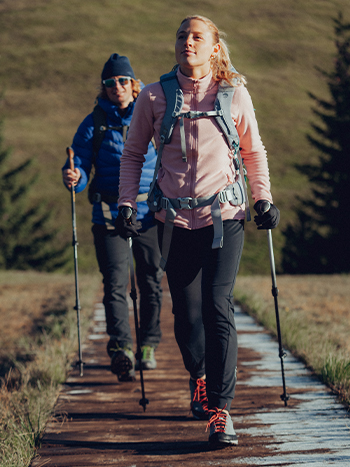 Due persone che camminano in montagna