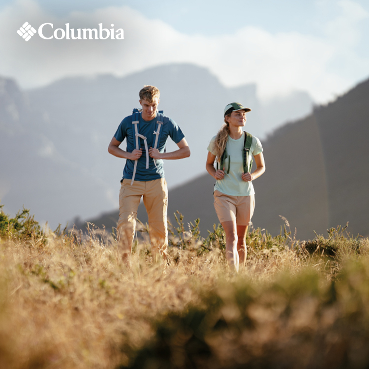 Ragazzi in montagna che indossano abbigliamento e accessori Columbia