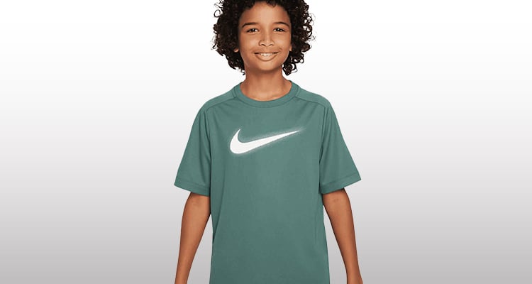 Bambino con t-shirt Nike