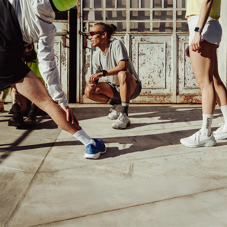 Gruppo di persone che si scaldano prima di correre