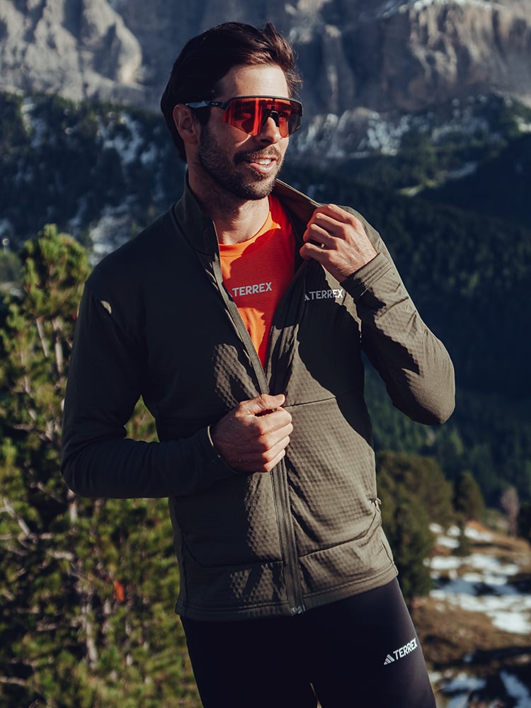 Collezione Outdoor: uomo vestito con abbigliamento trekking