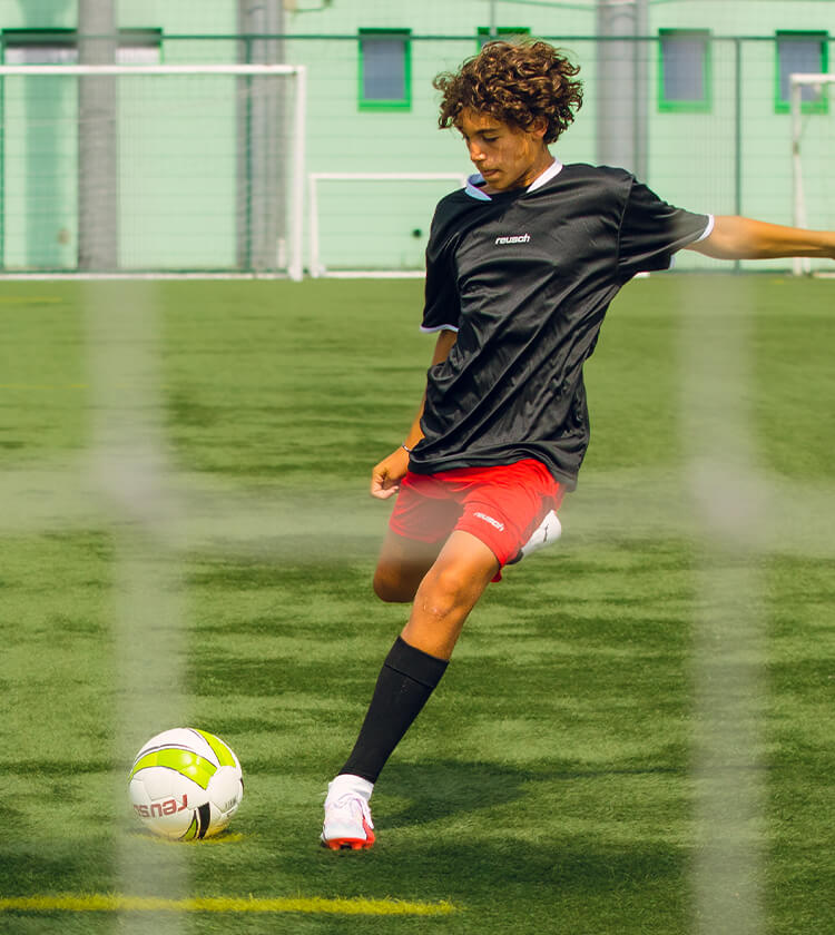 Collezione calcio: bambino che tira in porta