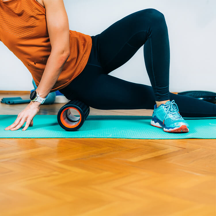 Ragazza che fa riscaldamento e stretching