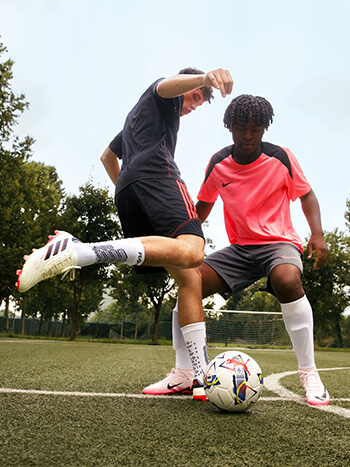 Due ragazzi che giocano a calcio