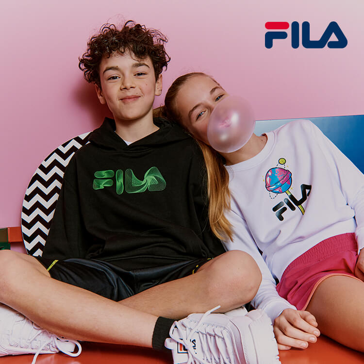 bambini seduti vestiti con abbigliamento Fila