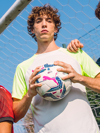 Ragazzo con pallone da calcio in mano